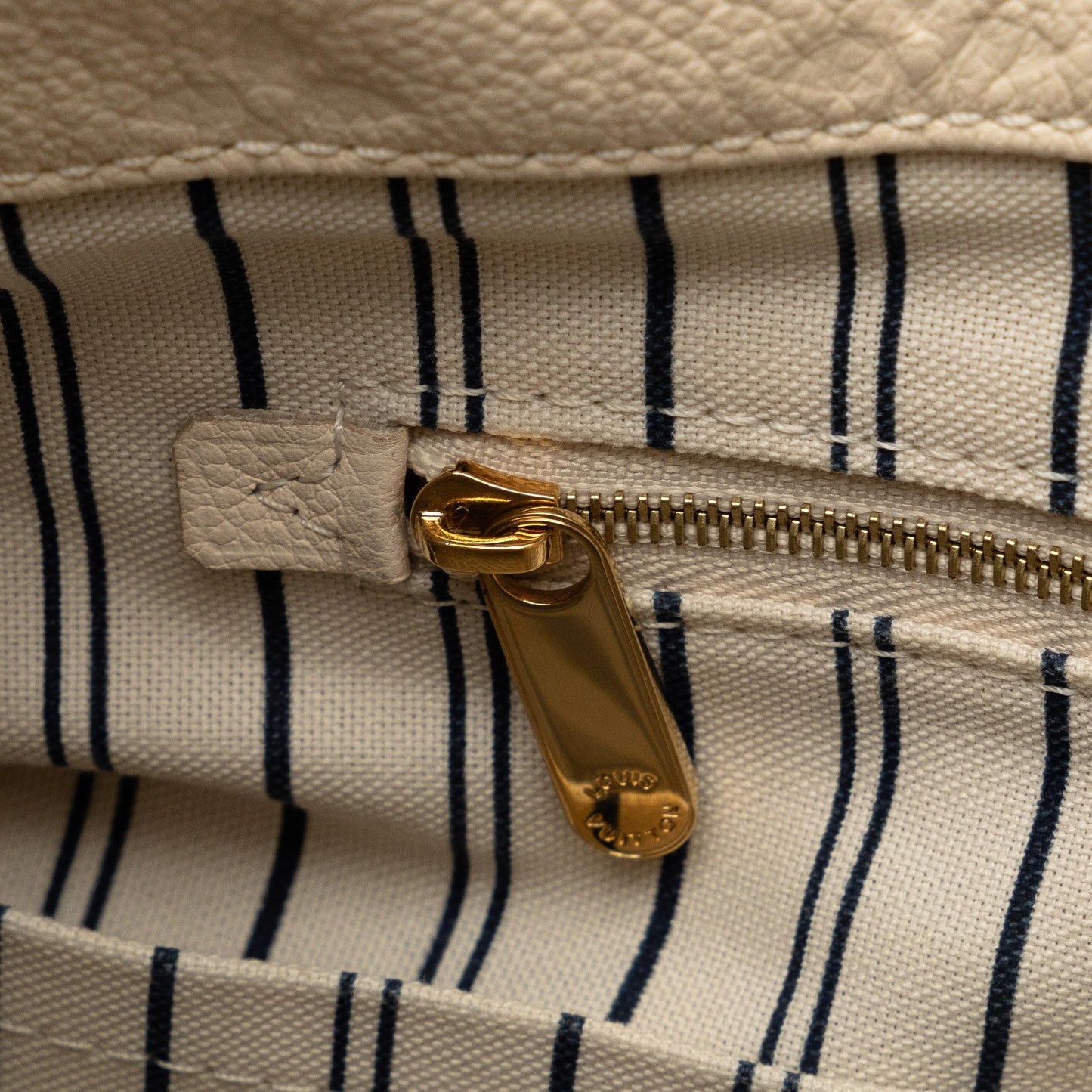 Louis Vuitton Monogram Empreinte Artsy MM (SHG-99I1Ze)