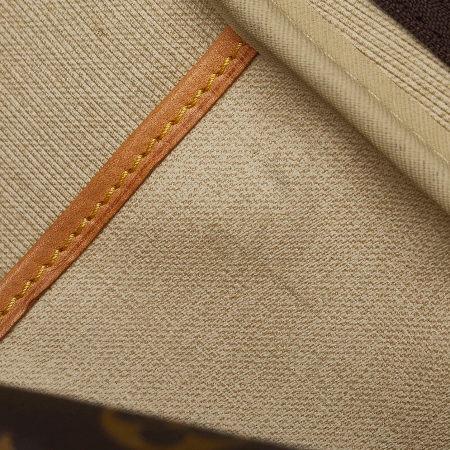 Louis Vuitton Monogram Excursion (SHG-zqMsNa)