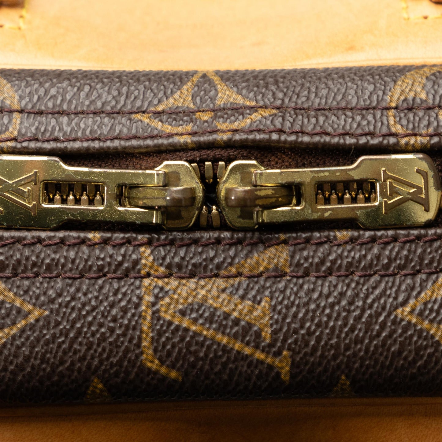 Louis Vuitton Monogram Excursion (SHG-nH0lUa)