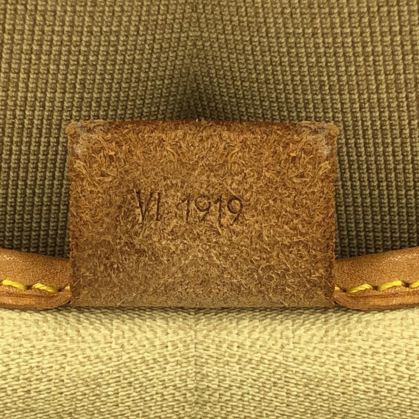 Louis Vuitton Monogram Excursion (SHG-feiGd4)