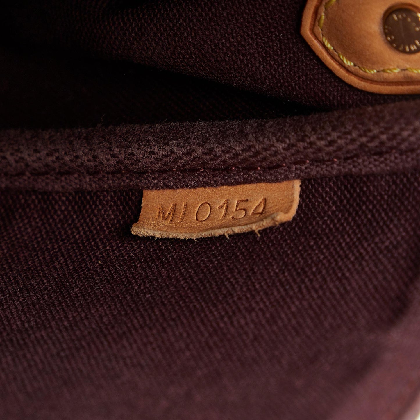 Louis Vuitton Monogram Favorite MM (SHG-jGEvgu)
