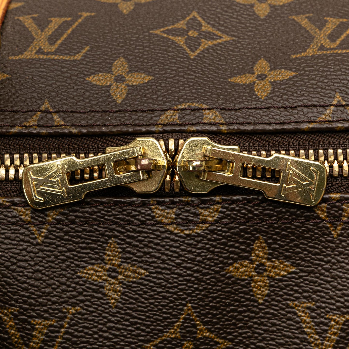 Louis Vuitton Monogram Keepall 50 (SHG-OMzAhA)