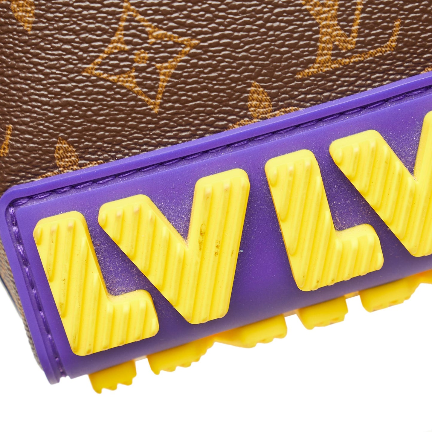 Louis Vuitton Monogram LV Rubber Cruiser (SHG-OGaQ88)