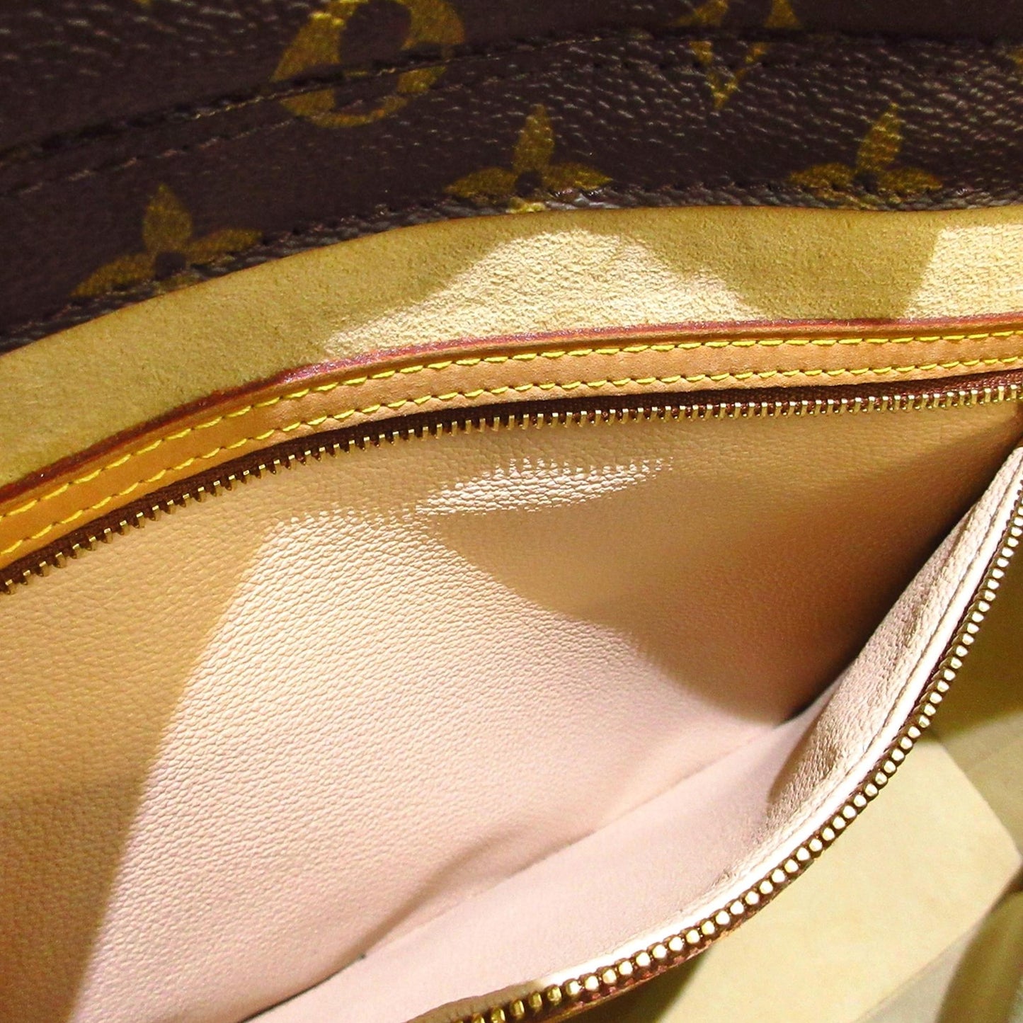 Louis Vuitton Monogram Luco (SHG-n0qUAI)