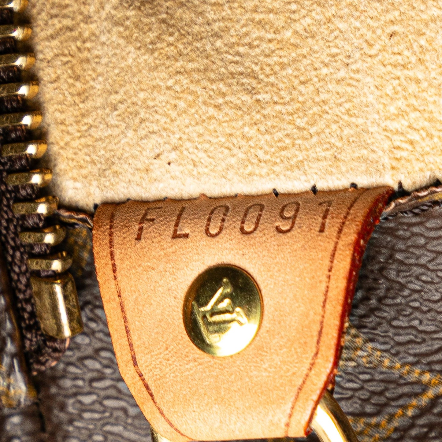 Louis Vuitton Monogram Luco (SHG-lBguHX)