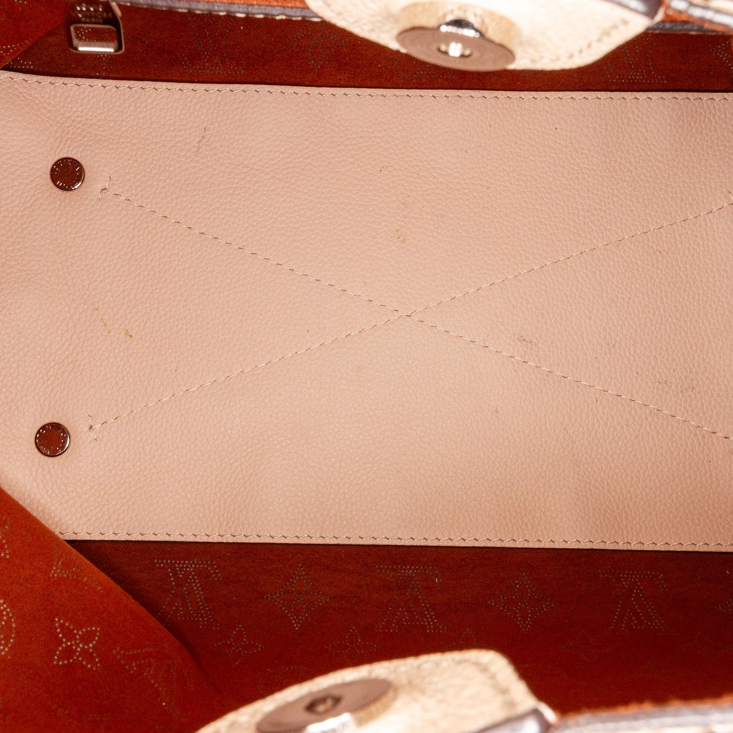 Louis Vuitton Monogram Mahina Carmel (SHG-ZjAOZs)