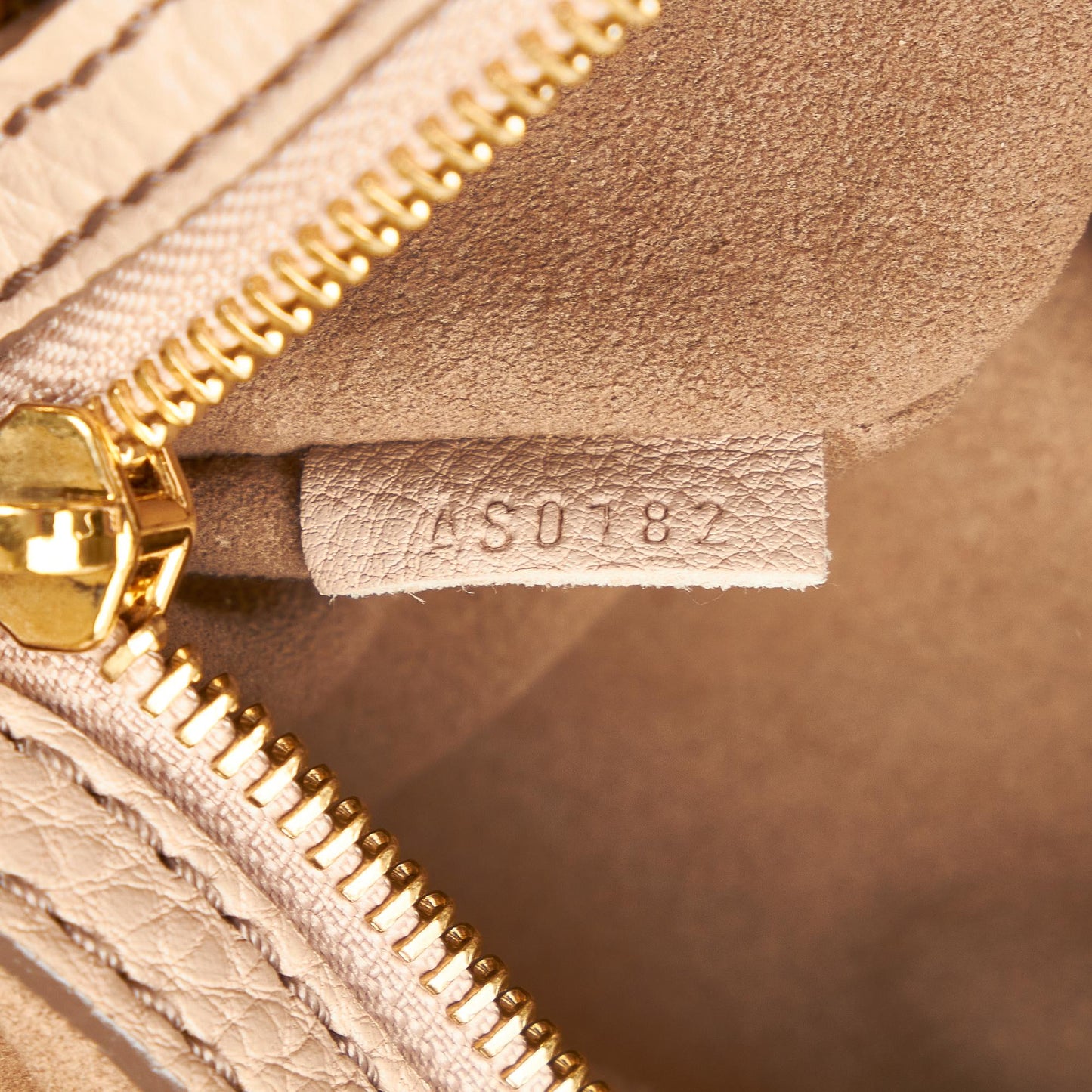 Louis Vuitton Monogram Mahina L Hobo (SHG-ypyVDP)