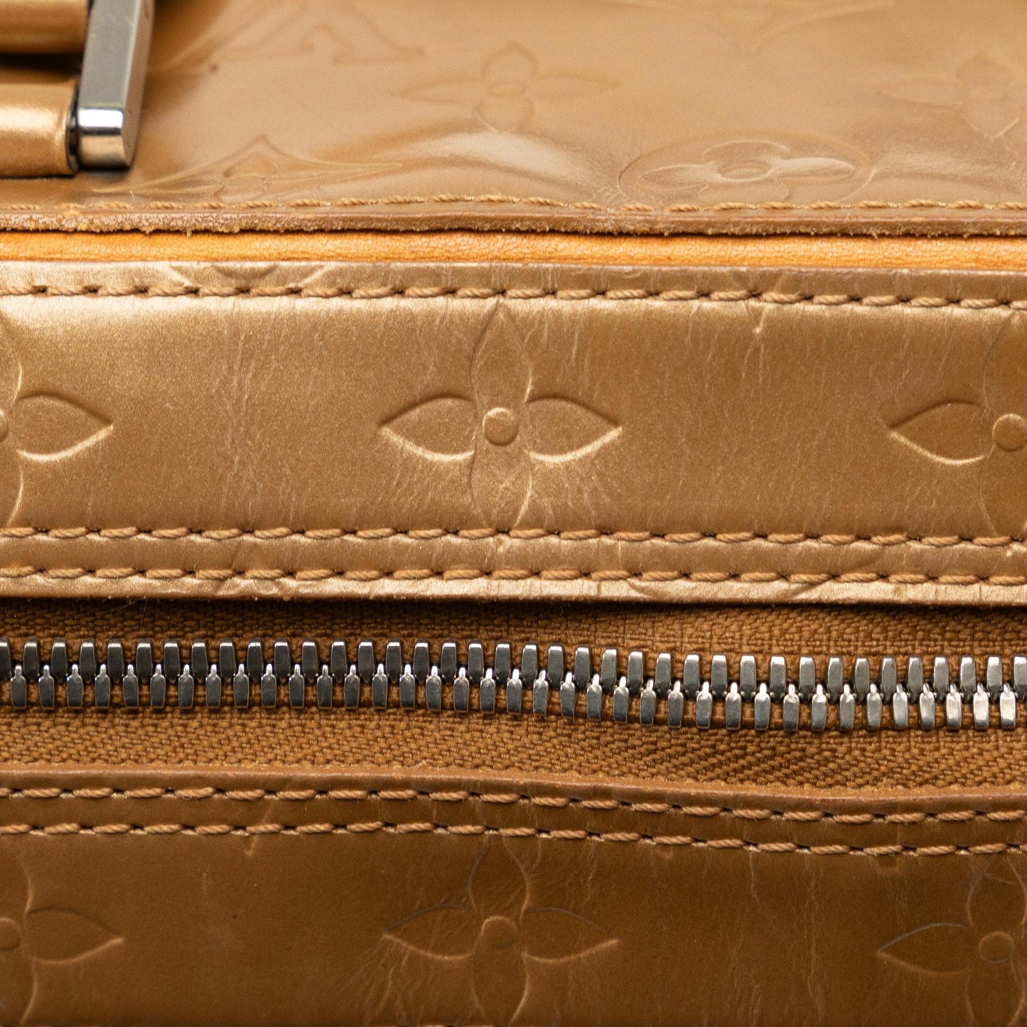 Louis Vuitton Monogram Mat Shelton (SHG-VtubuP)