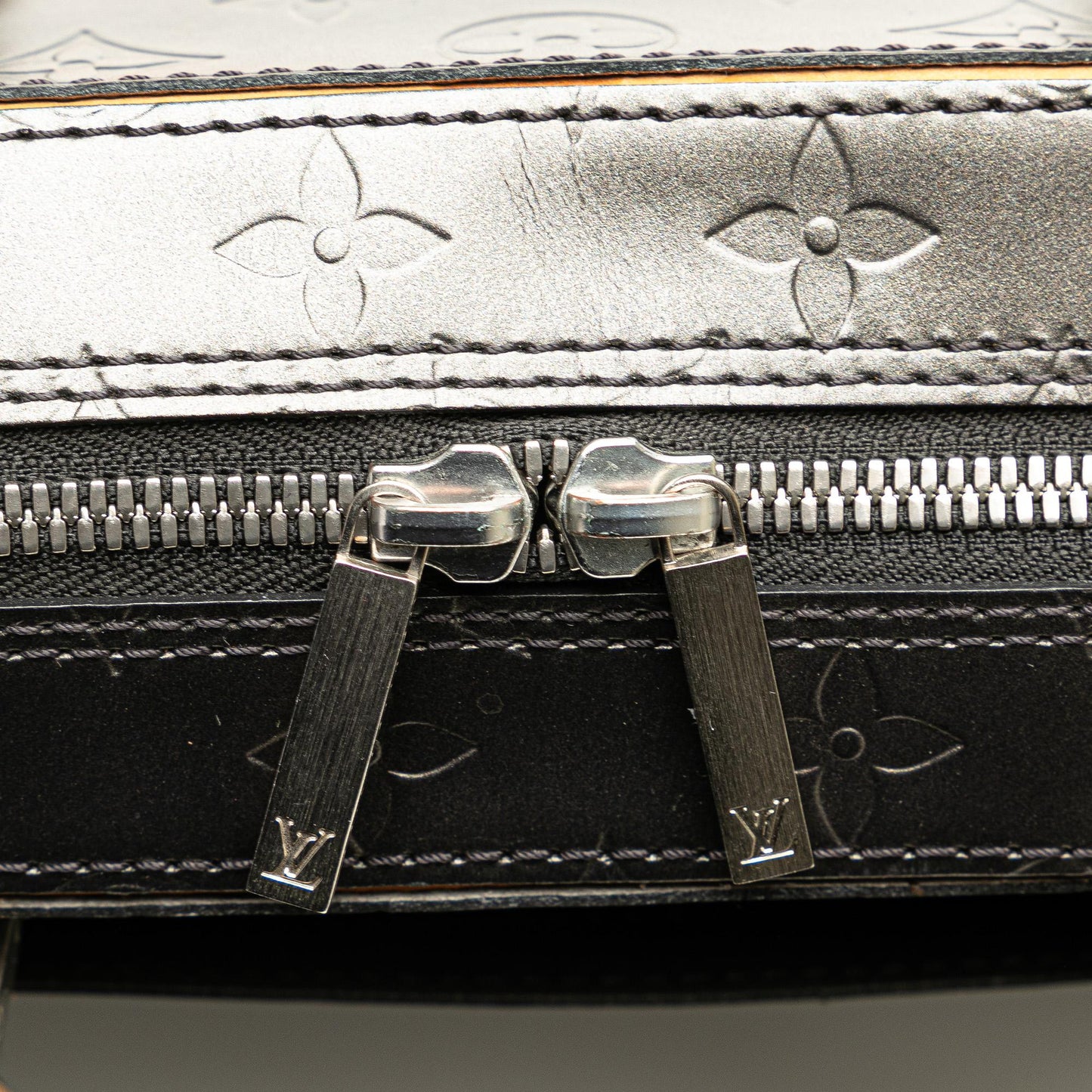 Louis Vuitton Monogram Mat Shelton (SHG-dE5A3H)