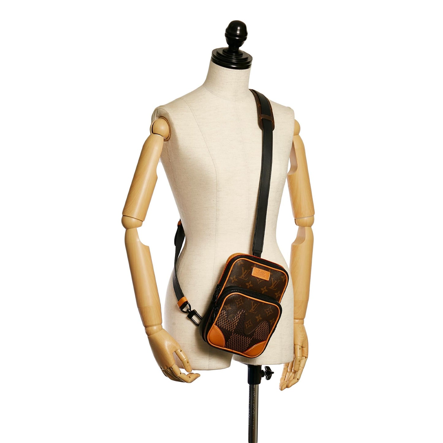 Louis Vuitton Monogram Nigo Danube (SHG-35703)