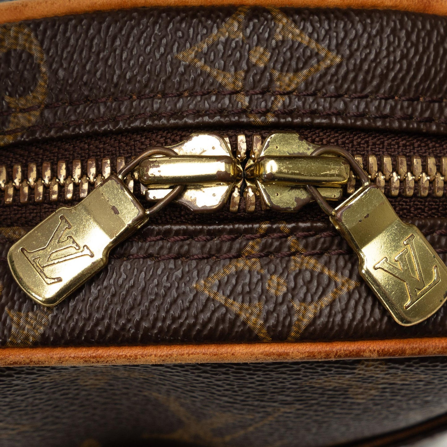 Louis Vuitton Monogram Pochette Gange (SHG-mzNu6y)