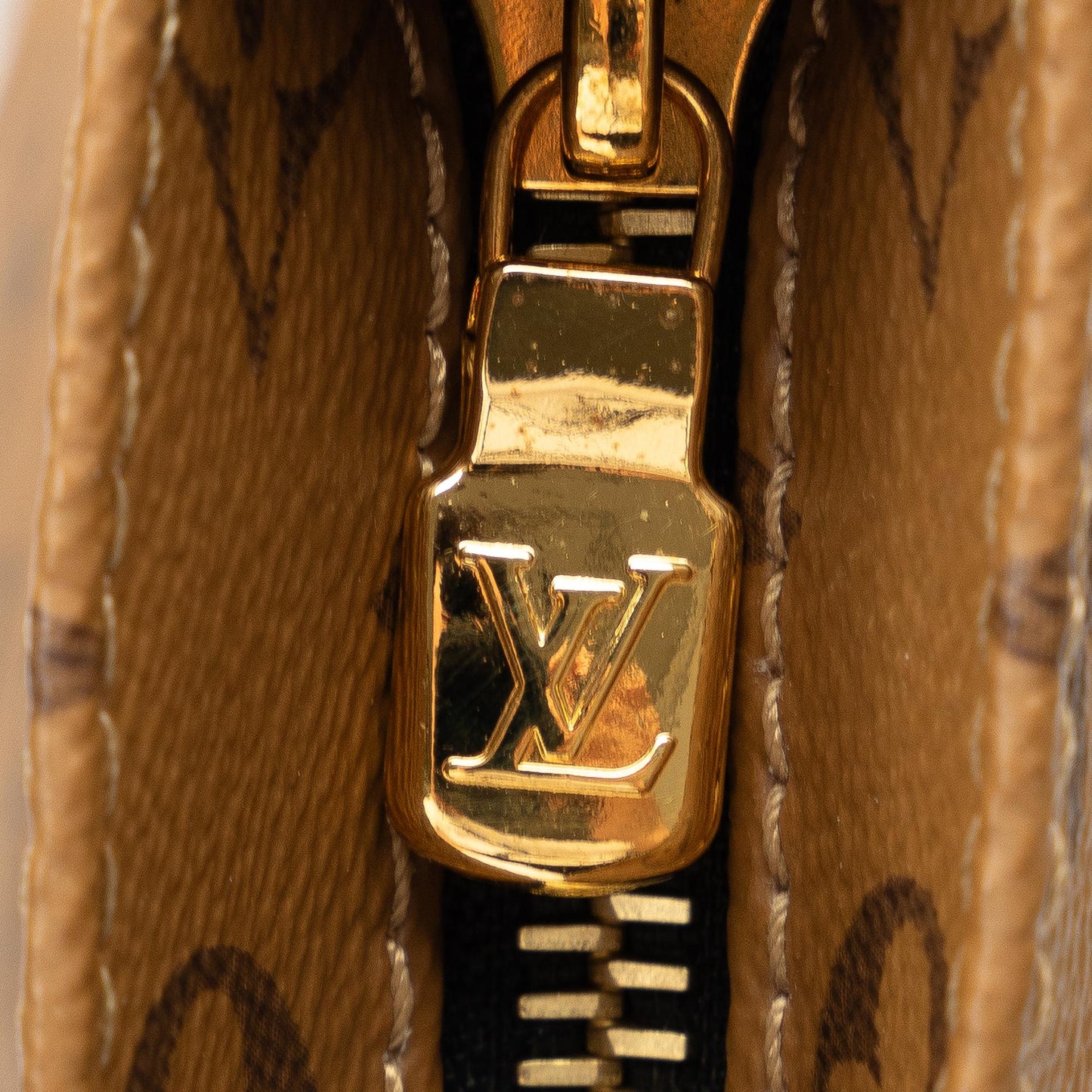 Louis Vuitton Monogram Reverse VHS Tape Carry It (SHG-u5OVjM)