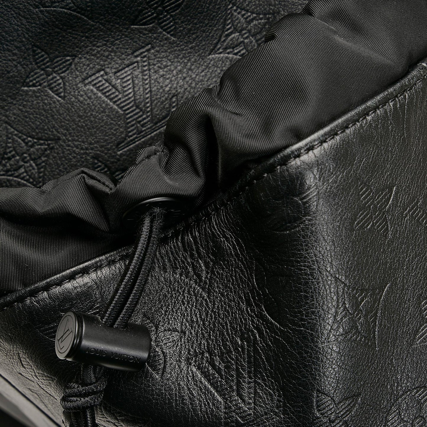 Louis Vuitton Monogram Shadow Discovery (SHG-P9Uz0c)