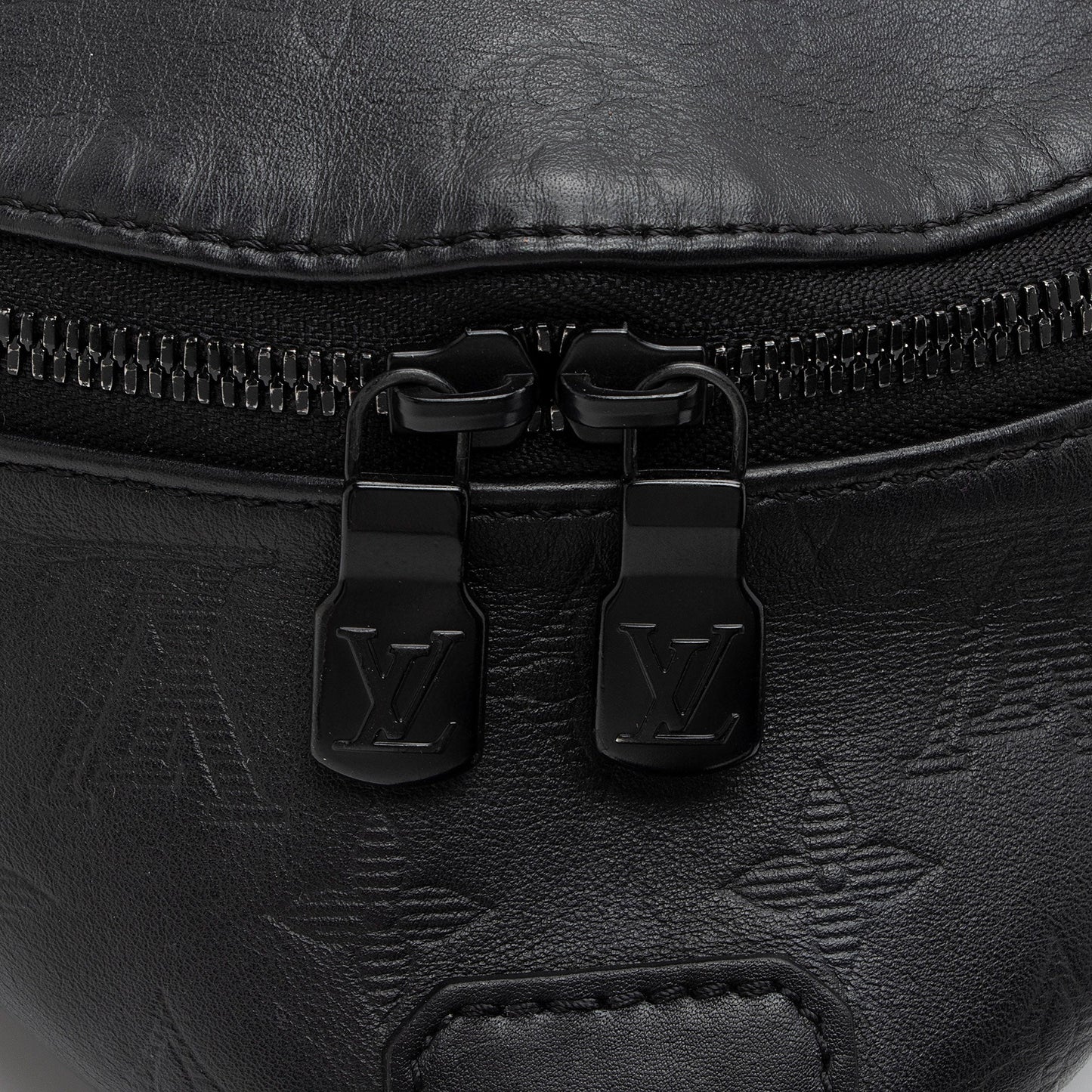 Louis Vuitton Monogram Shadow Racer Sling Bag (SHF-jfYZX4)