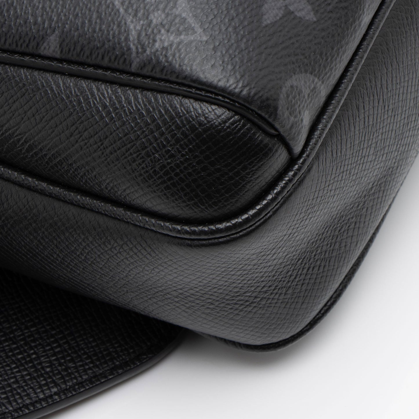 Louis Vuitton Monogram Taiga Outdoor Belt Bag (SHF-lAkpKy)