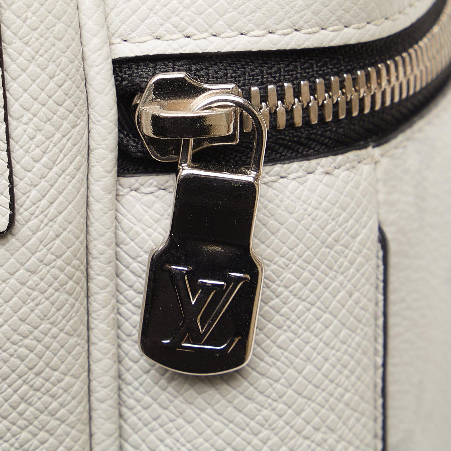 Louis Vuitton Monogram Taigarama Outdoor Messenger (SHG-K2WMt5)