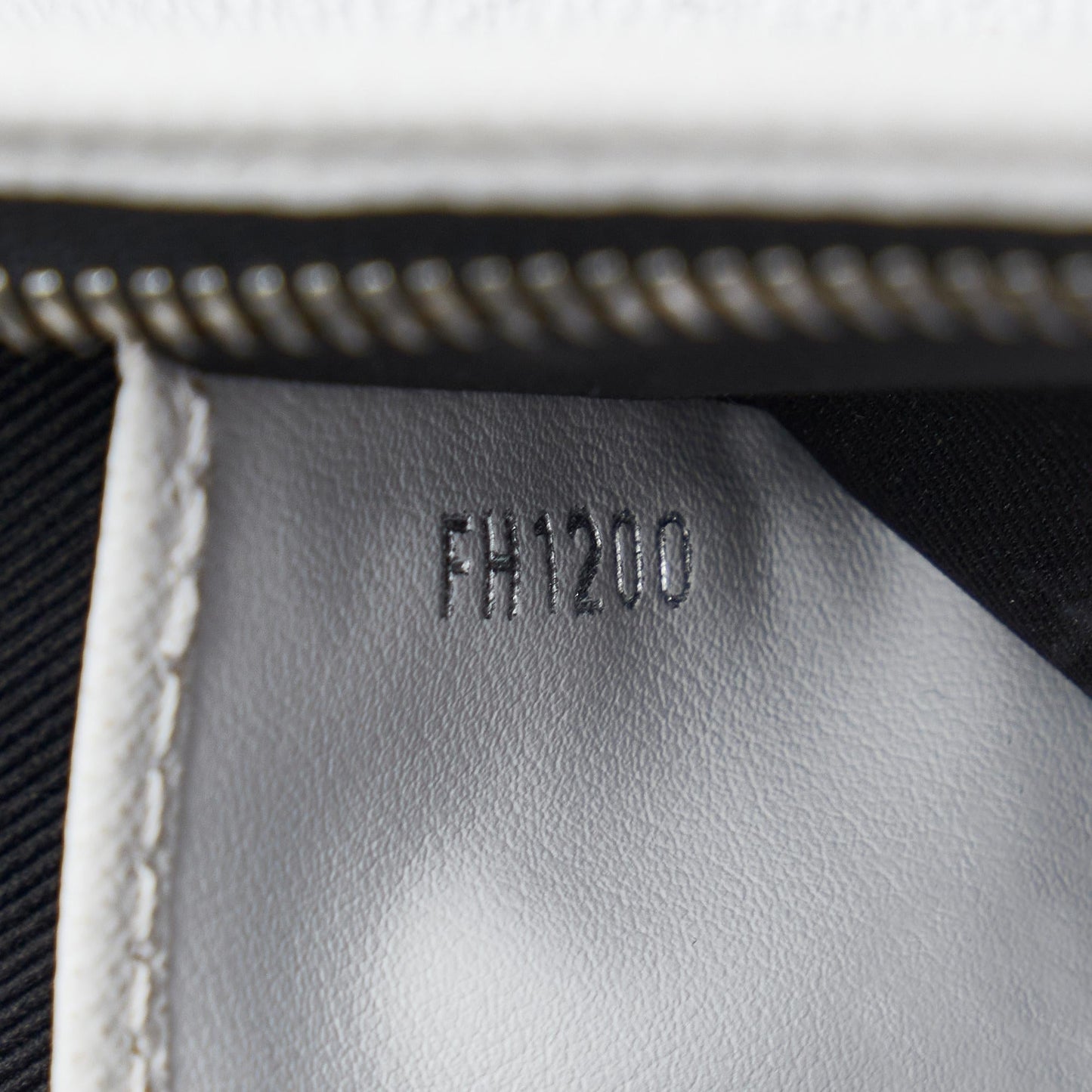 Louis Vuitton Monogram Taigarama Pochette Voyage MM (SHG-XGxVo6)