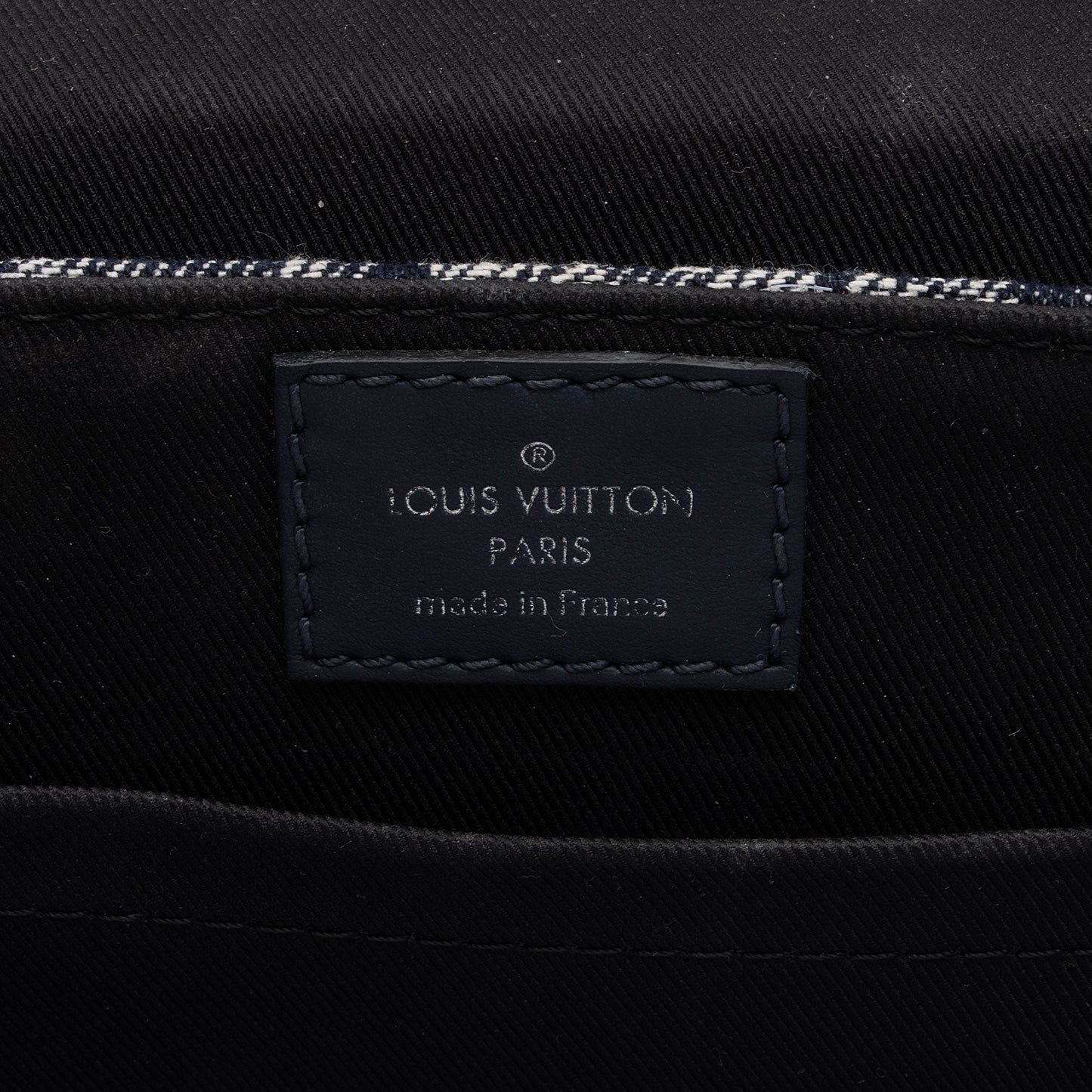 Louis Vuitton Monogram Tapestry Canvas Trunk Messenger (SHF-HsMpfK)