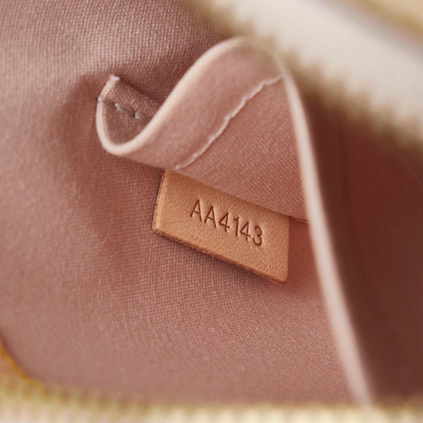 Louis Vuitton Monogram Vernis Alma BB (SHG-KbY5nW)