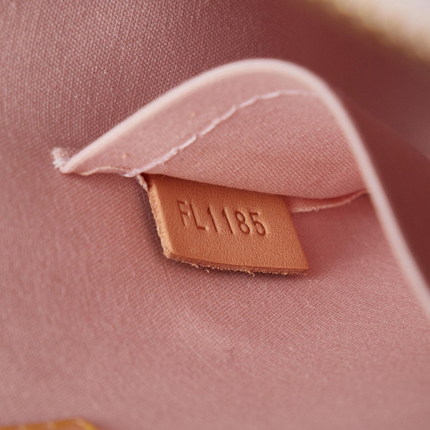 Louis Vuitton Monogram Vernis Alma BB (SHG-EaY81w)