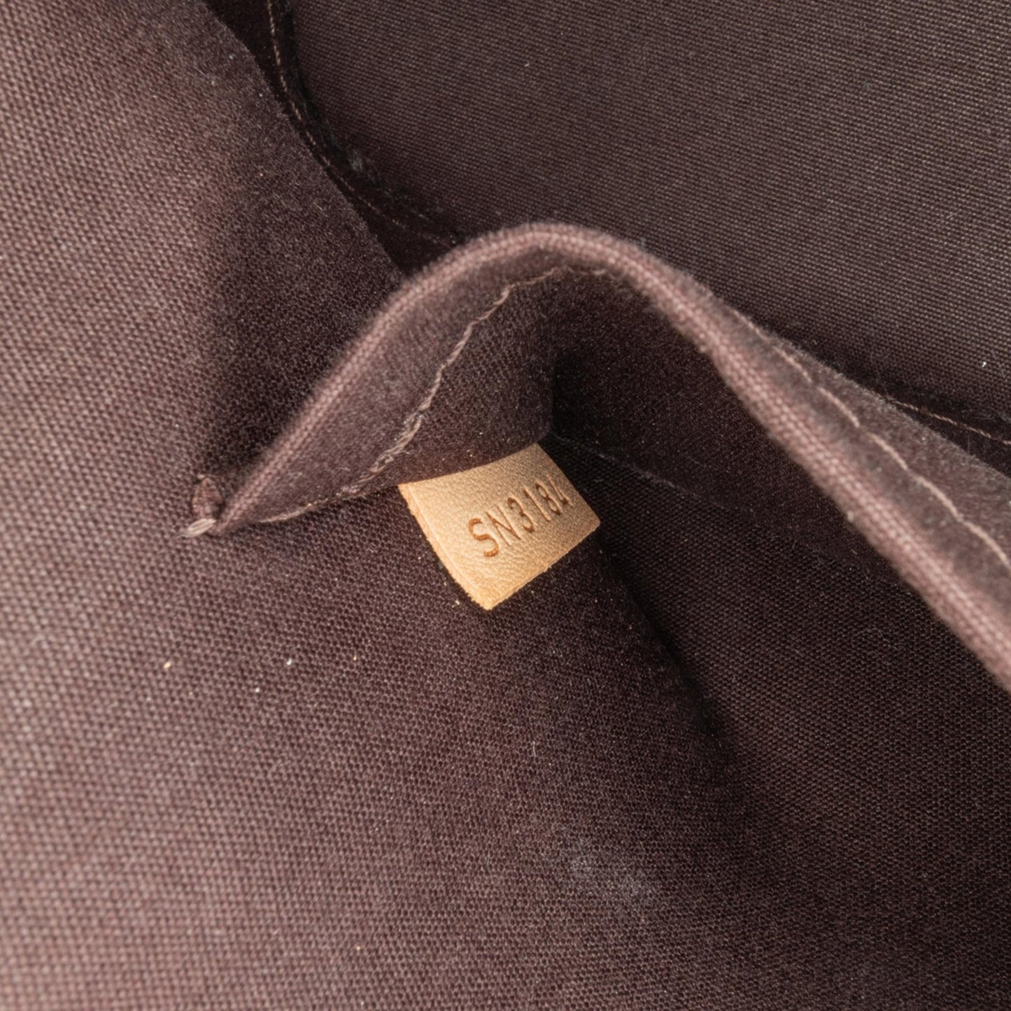 Louis Vuitton Monogram Vernis Alma BB (SHG-eD6Sx4)
