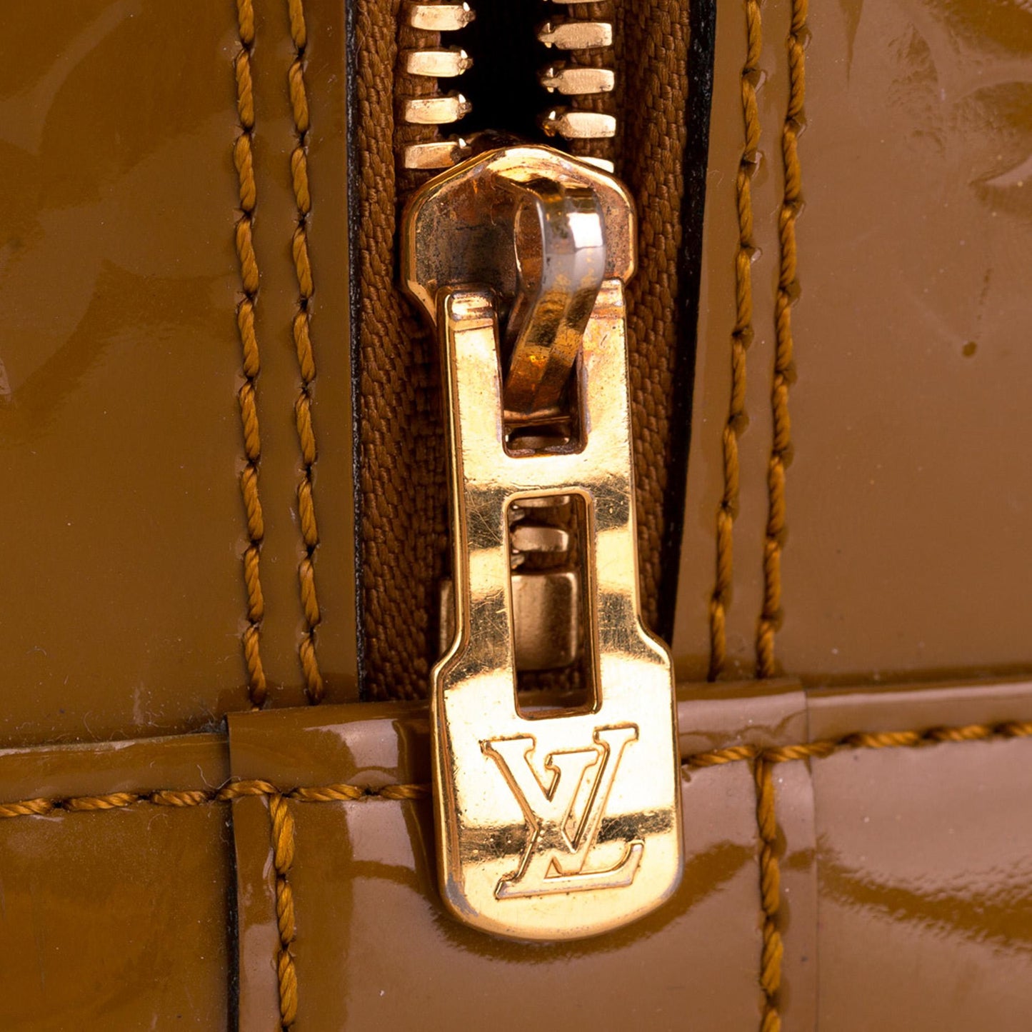 Louis Vuitton Monogram Vernis Alma PM (SHG-9nUVc0)