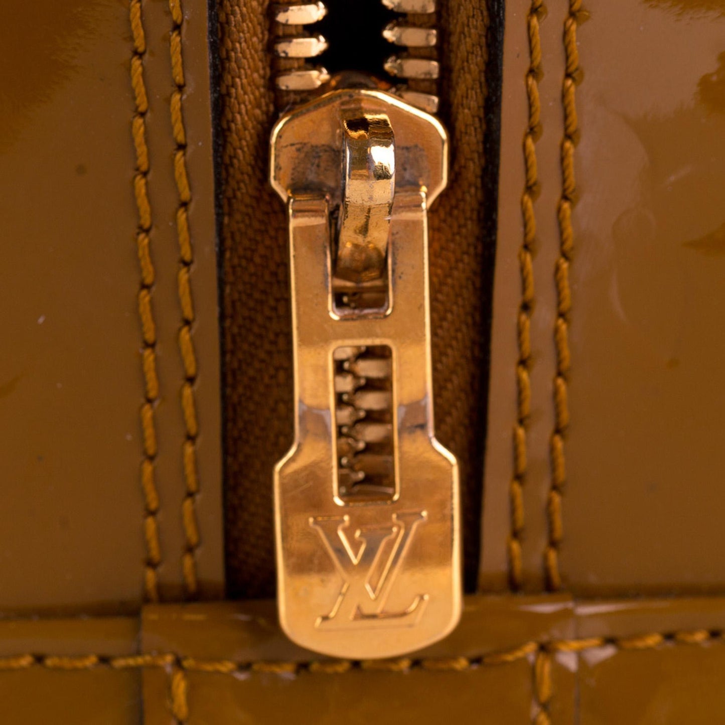 Louis Vuitton Monogram Vernis Alma PM (SHG-9nUVc0)