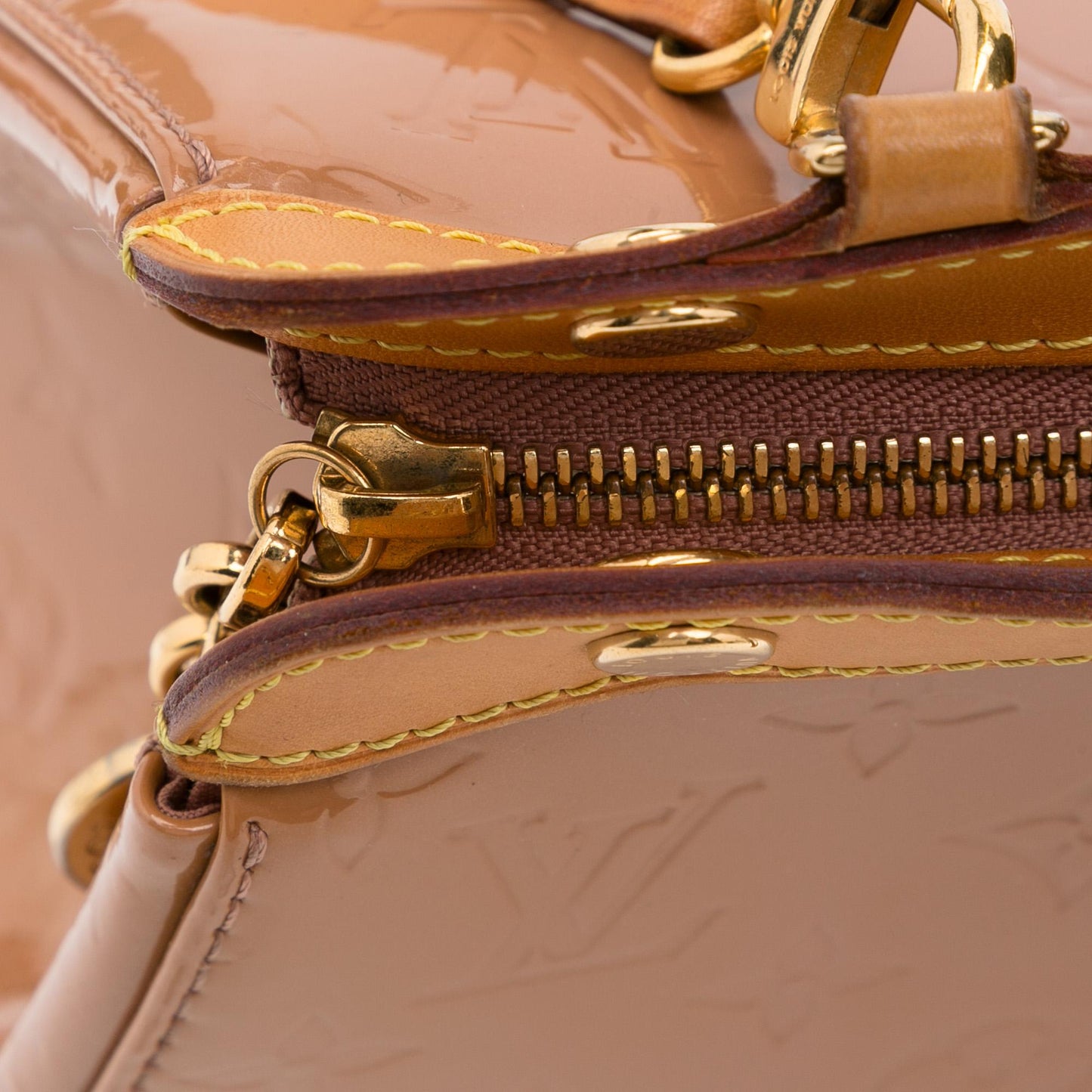 Louis Vuitton Monogram Vernis Brea MM (SHG-HJvMAH)