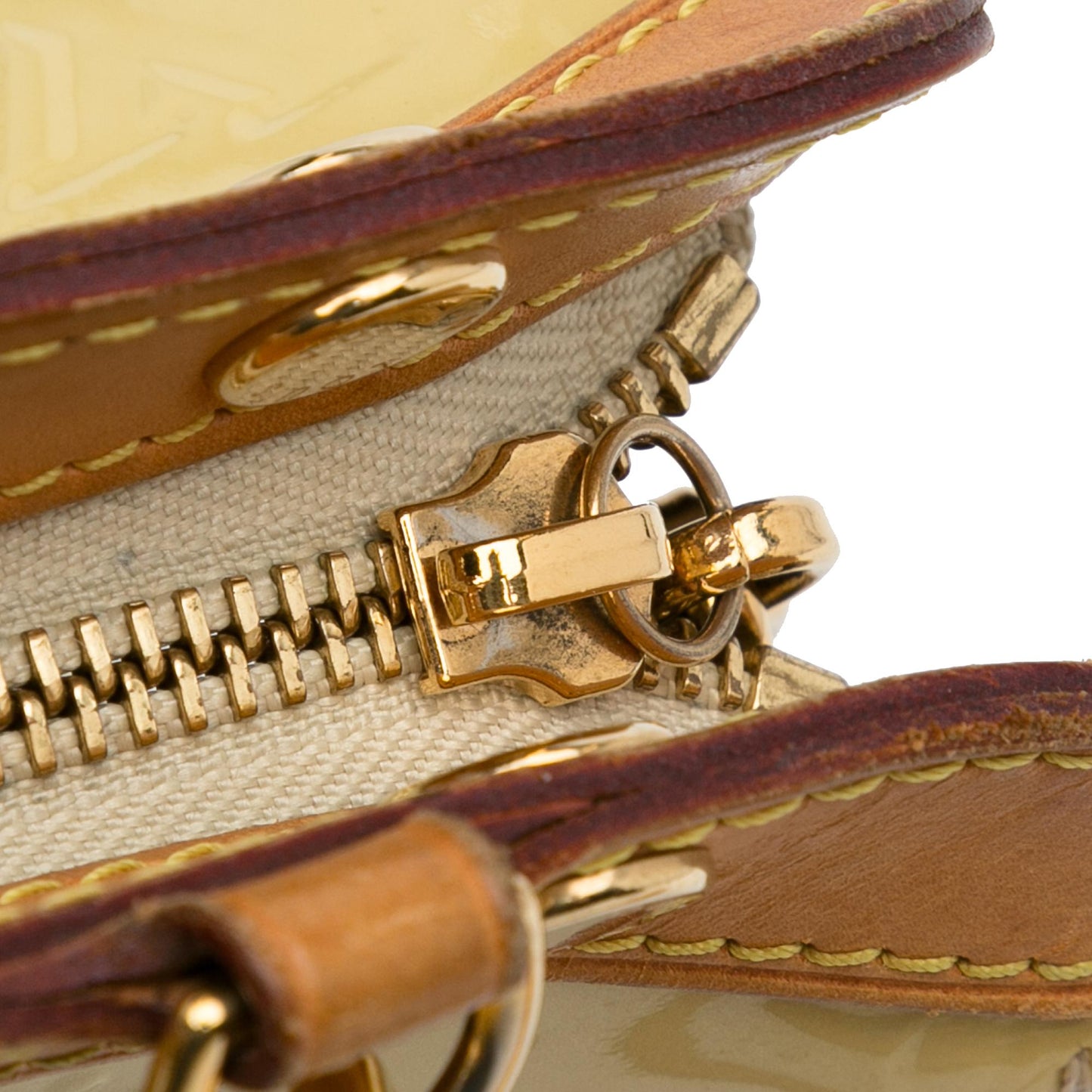 Louis Vuitton Monogram Vernis Brea MM (SHG-yttlDO)
