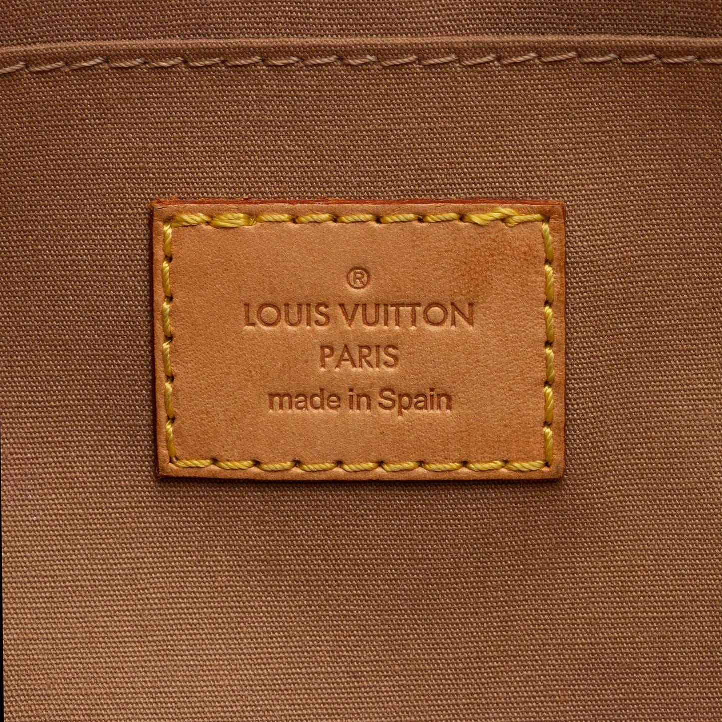 Louis Vuitton Monogram Vernis Roxbury Drive Clutch (SHF-HjMdyt)