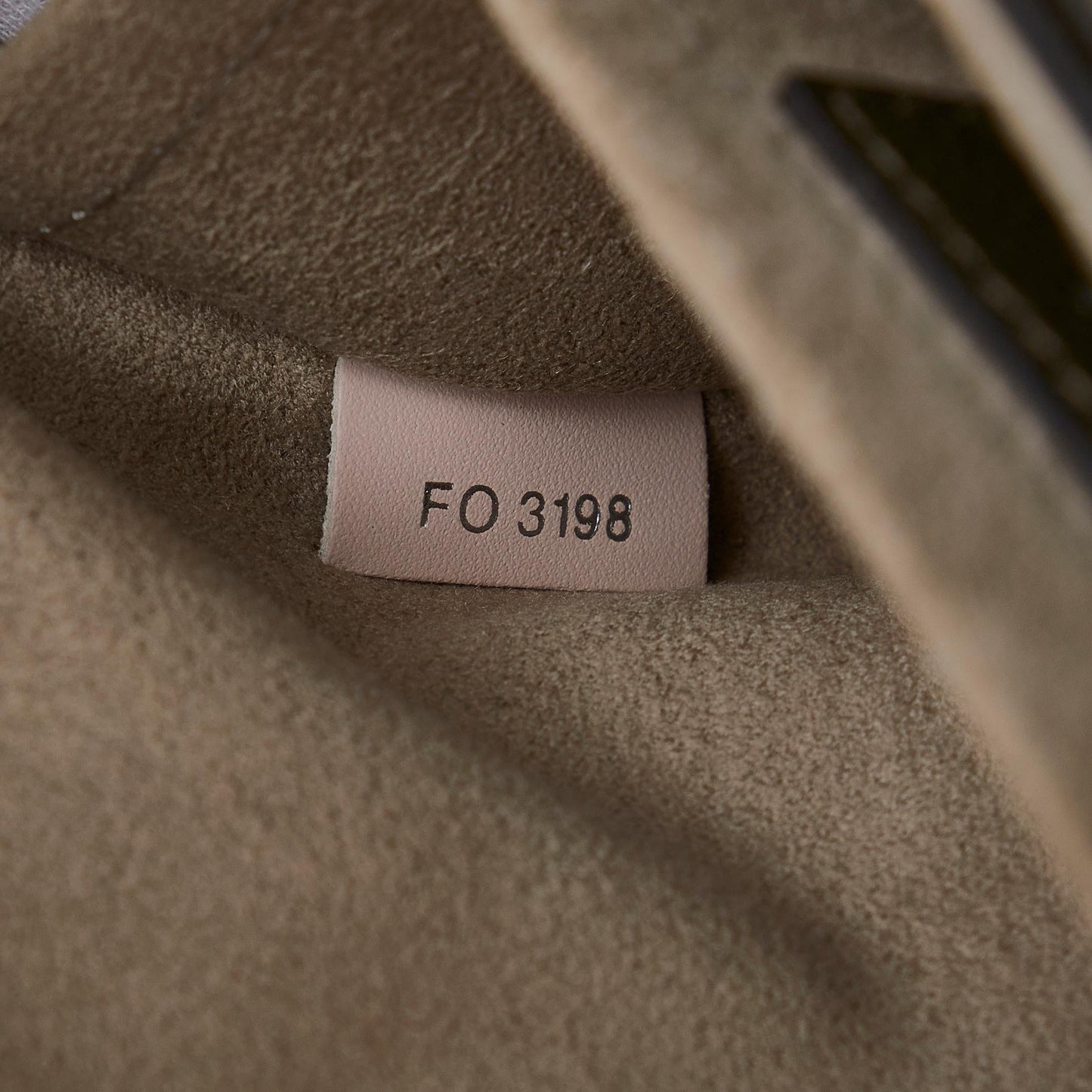 Louis Vuitton Monogram Very Messenger (SHG-KqMOc0)