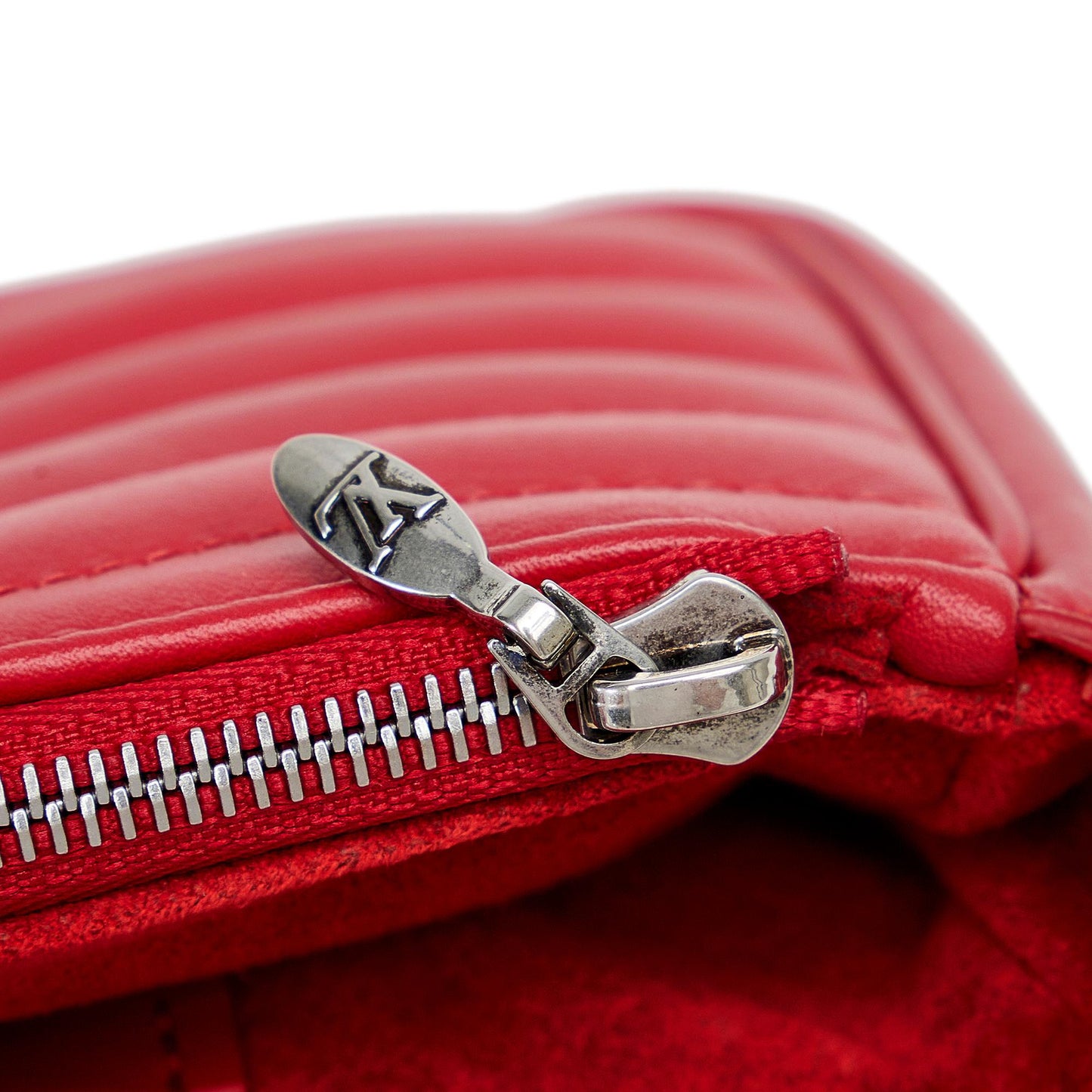 Louis Vuitton New Wave Chain Pochette (SHG-ARaeno)