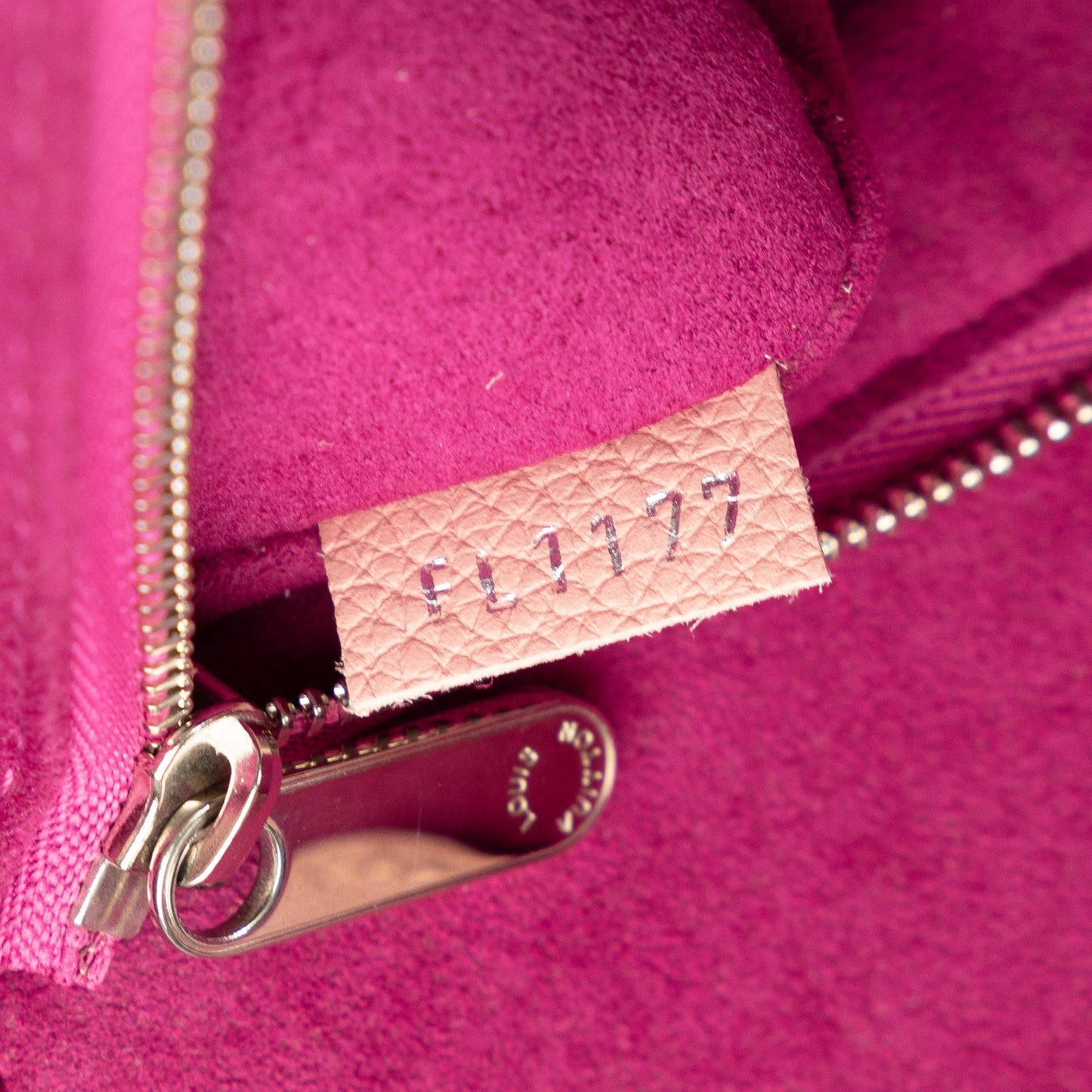 Louis Vuitton Perforated Lockme Cabas (SHG-pc9lXu)