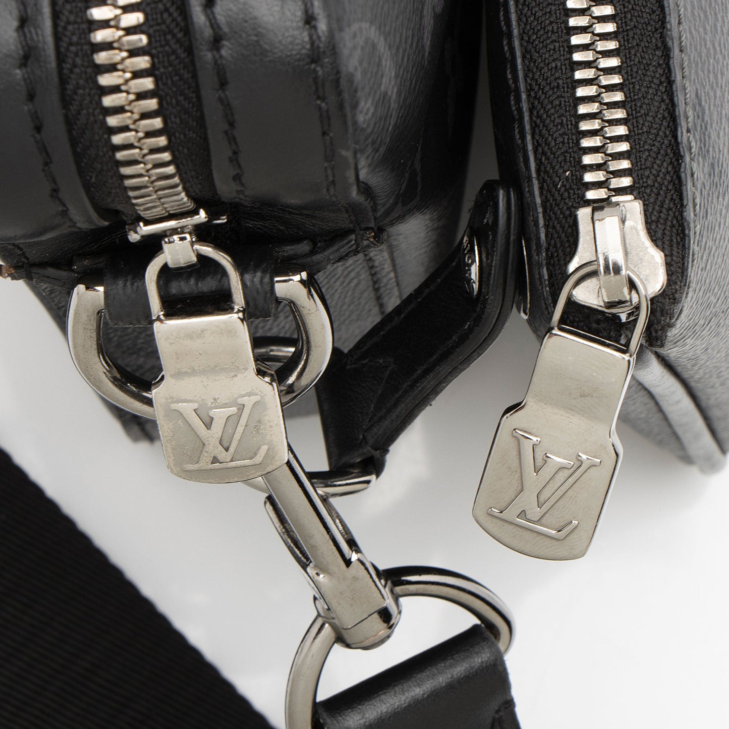 Louis Vuitton Reverse Monogram Eclipse Trio Messenger (SHF-CDPjS8)