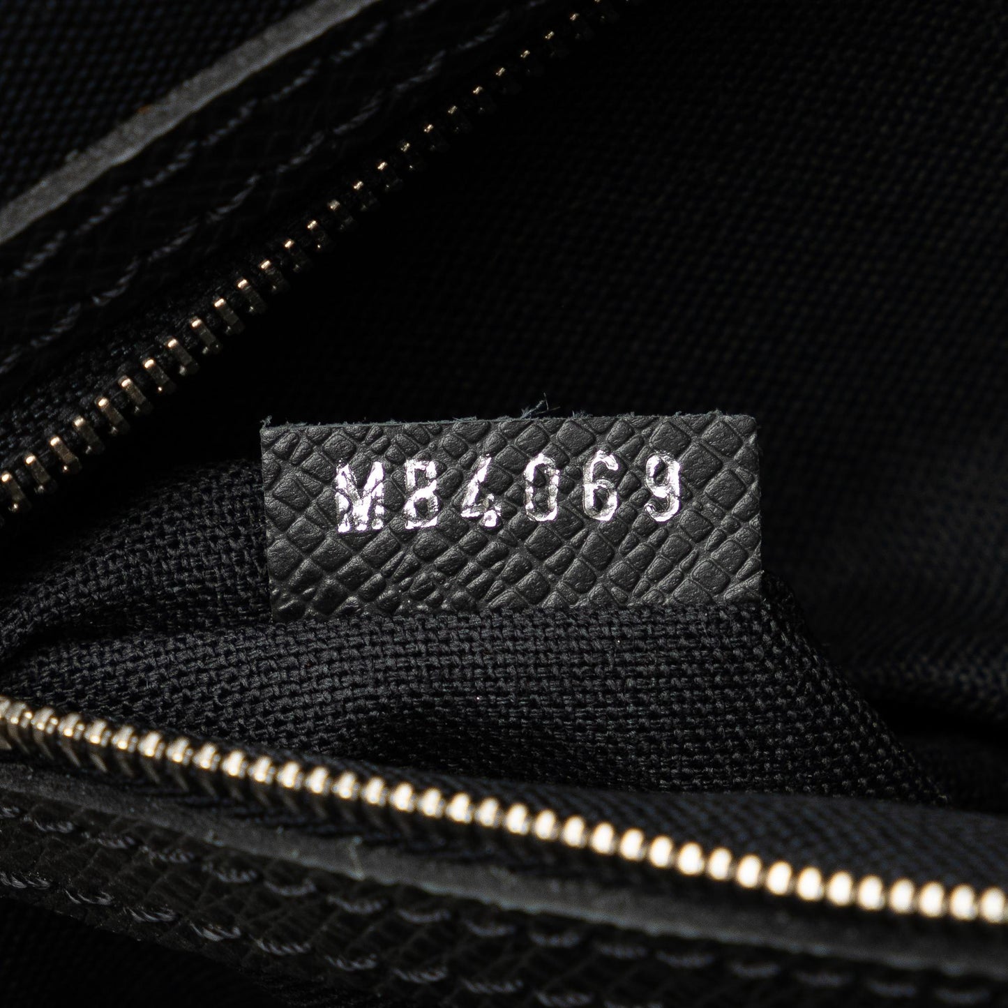 Louis Vuitton Taiga Alexander Briefcase (SHG-wpNlxM)