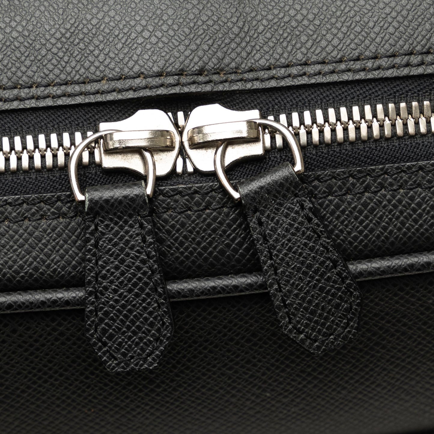 Louis Vuitton Taiga Alexander Briefcase (SHG-wpNlxM)