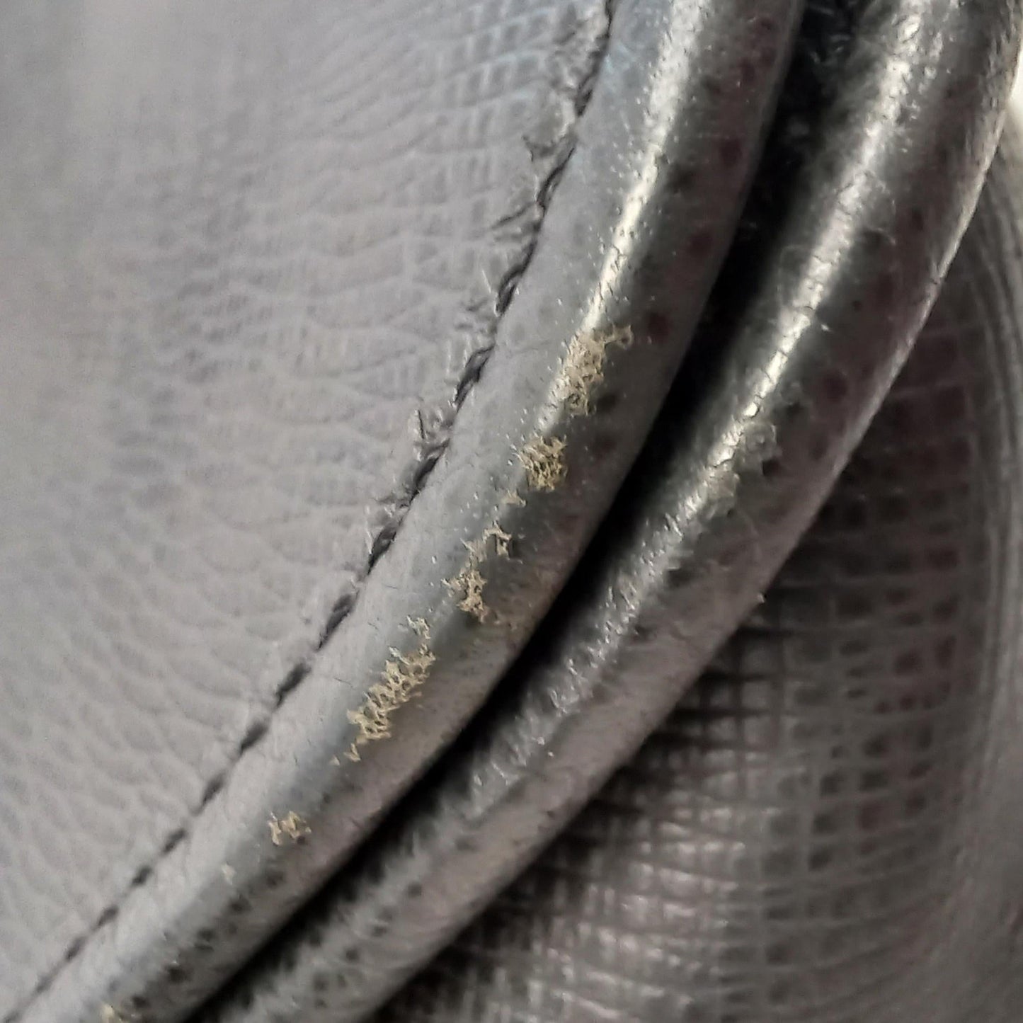 Louis Vuitton Taiga Andrei (SHG-0suZWV)