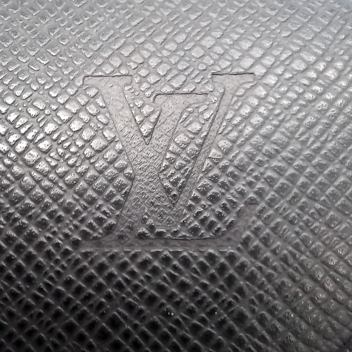 Louis Vuitton Taiga Andrei (SHG-0suZWV)