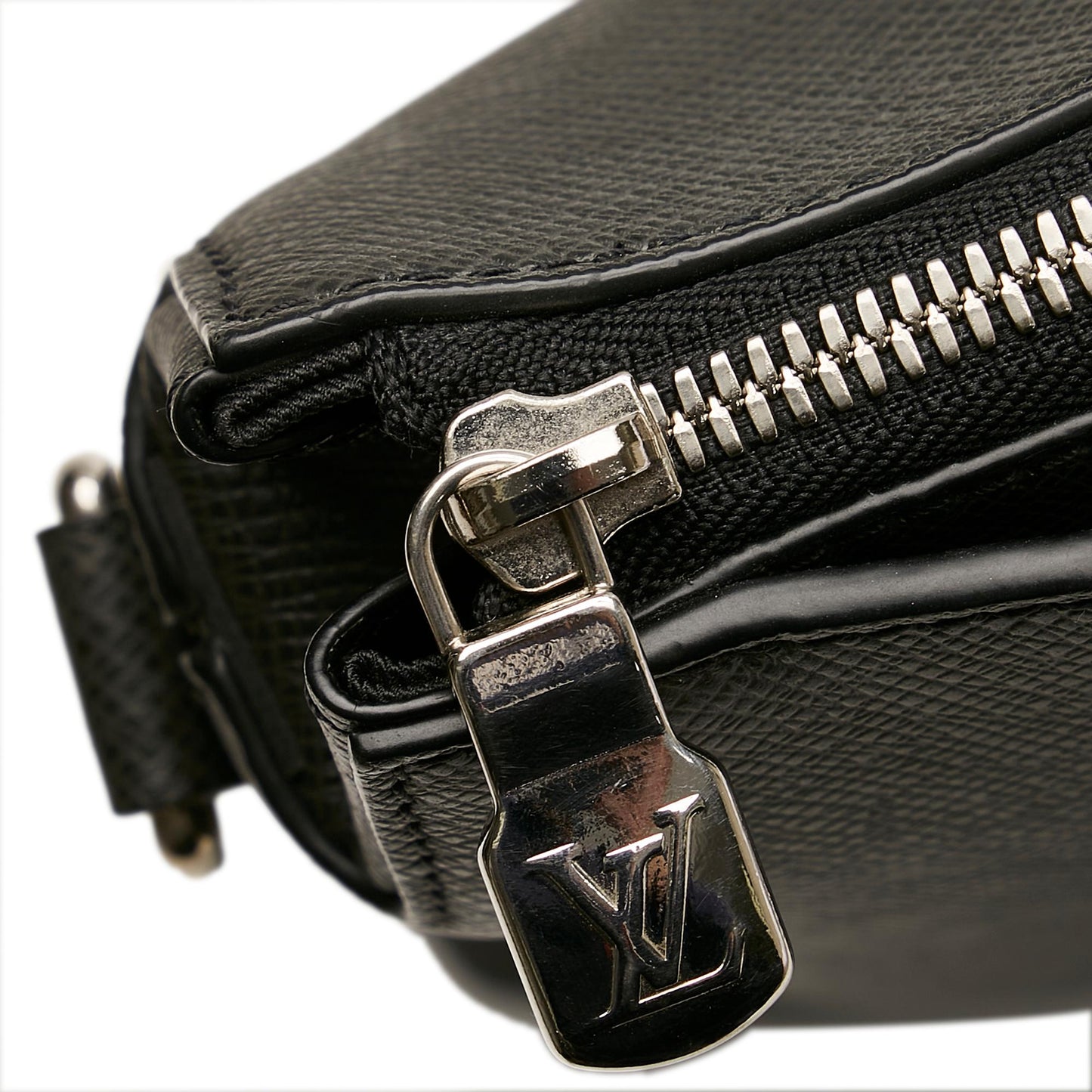 Louis Vuitton Taiga Anton Briefcase (SHG-QDJcXn)