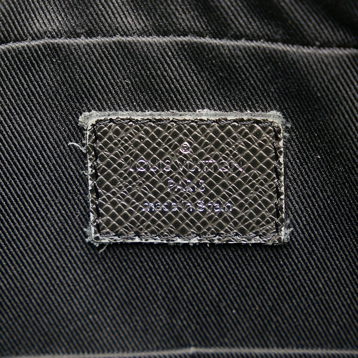 Louis Vuitton Taiga Anton Messenger PM (SHG-28983)