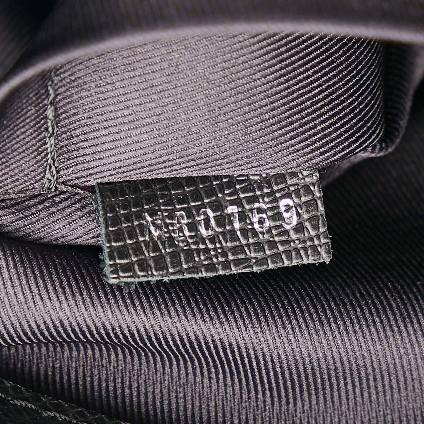 Louis Vuitton Taiga Anton Soft Briefcase (SHG-35900)