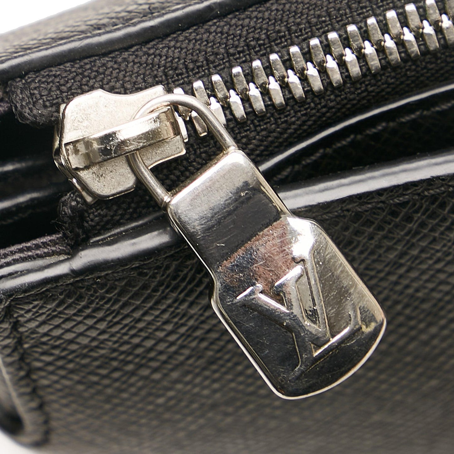 Louis Vuitton Taiga Anton Soft Briefcase (SHG-35900)