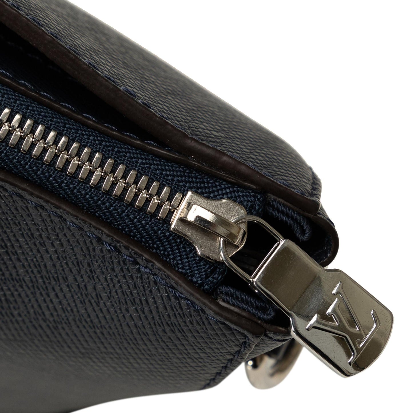 Louis Vuitton Taiga Anton Soft Briefcase (SHG-vlWbmk)