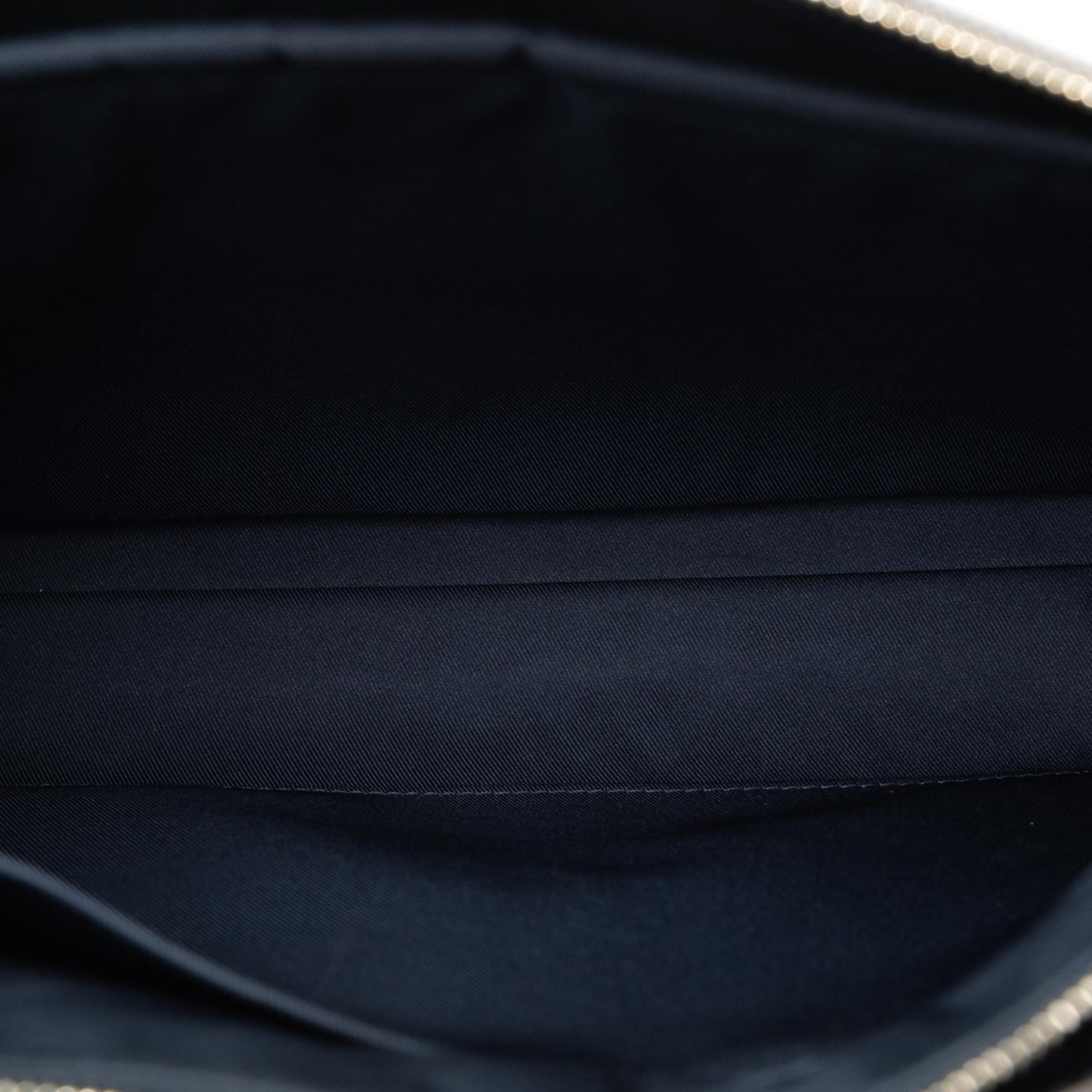 Louis Vuitton Taiga Anton Soft Briefcase (SHG-vlWbmk)