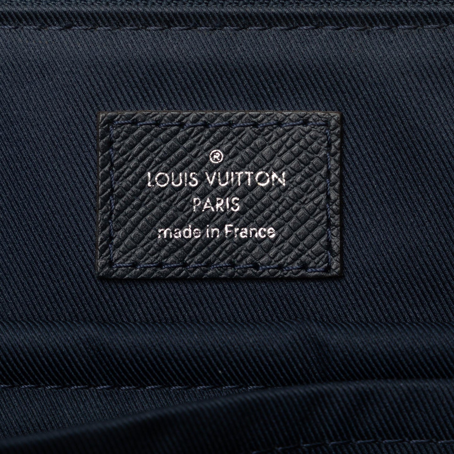 Louis Vuitton Taiga Anton Soft Briefcase (SHG-vlWbmk)