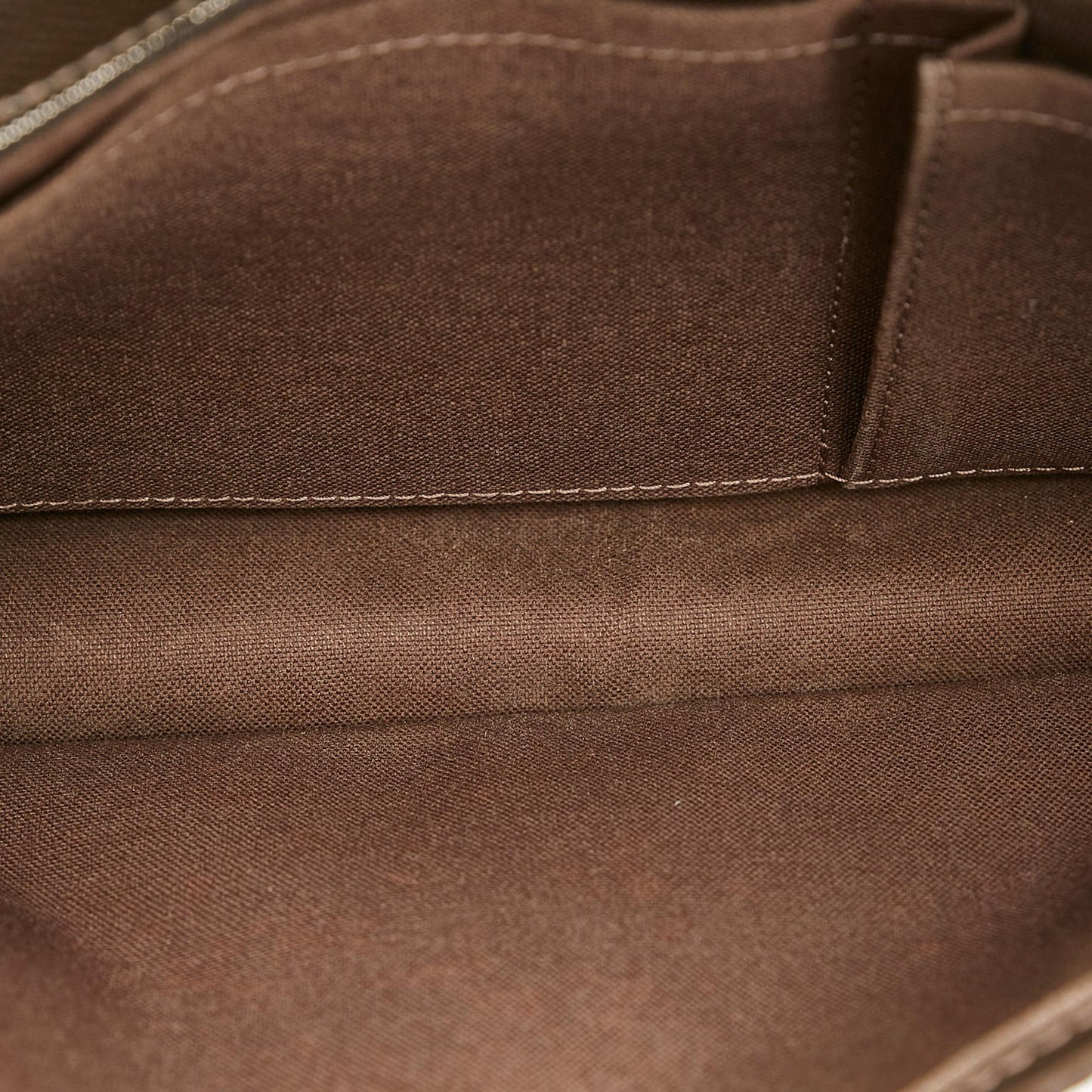 Louis Vuitton Taiga Belaia Clutch Bag (SHG-xmyiPm)
