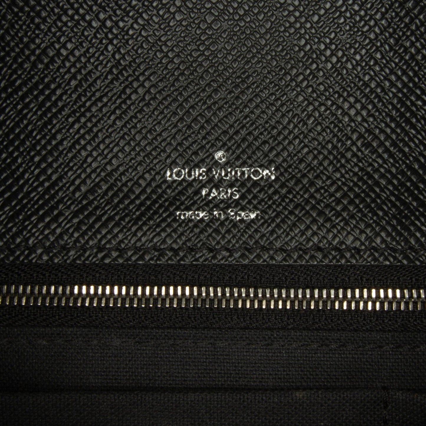 Louis Vuitton Taiga Belaia Clutch Bag (SHG-othS6K)