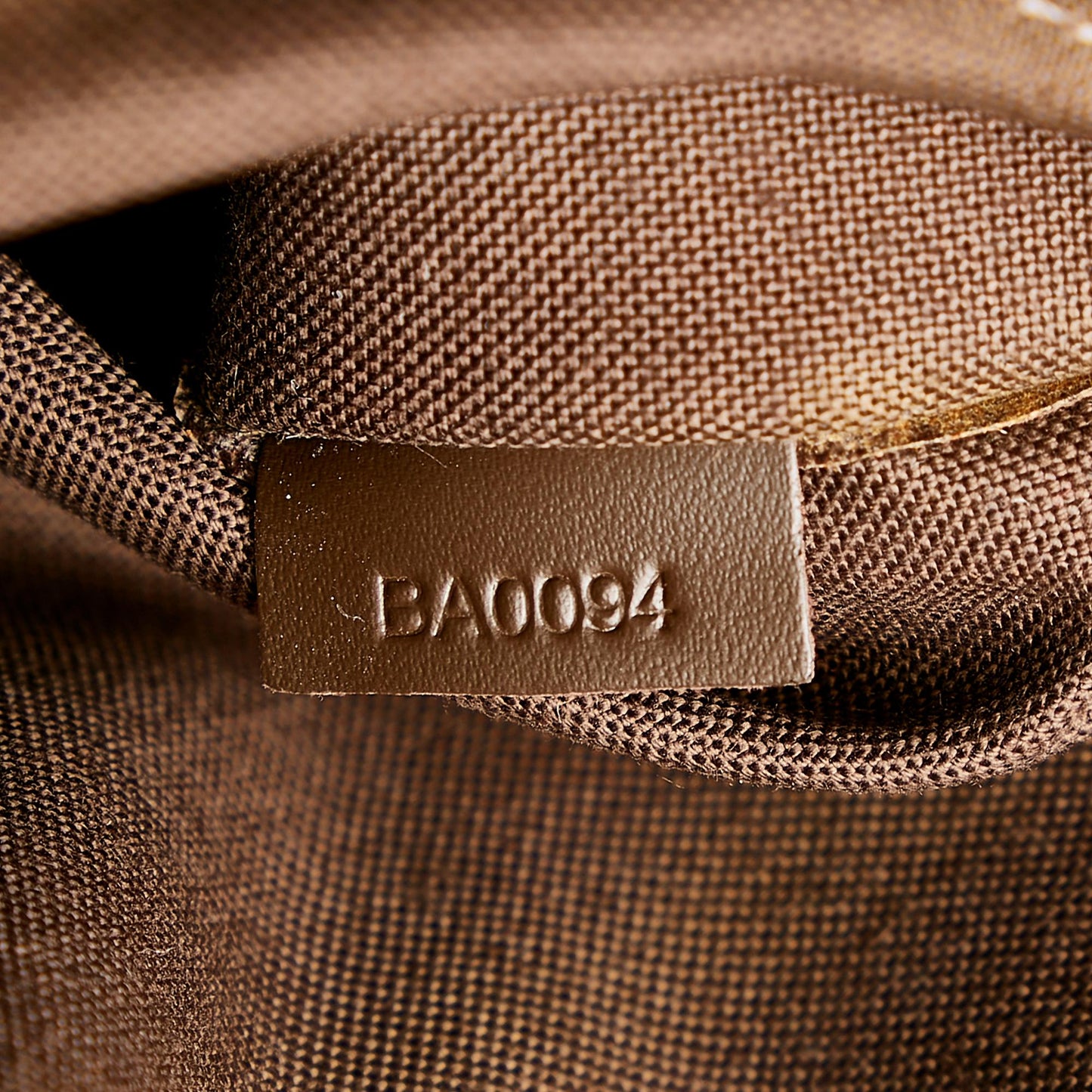 Louis Vuitton Taiga Beloukha (SHG-33800)