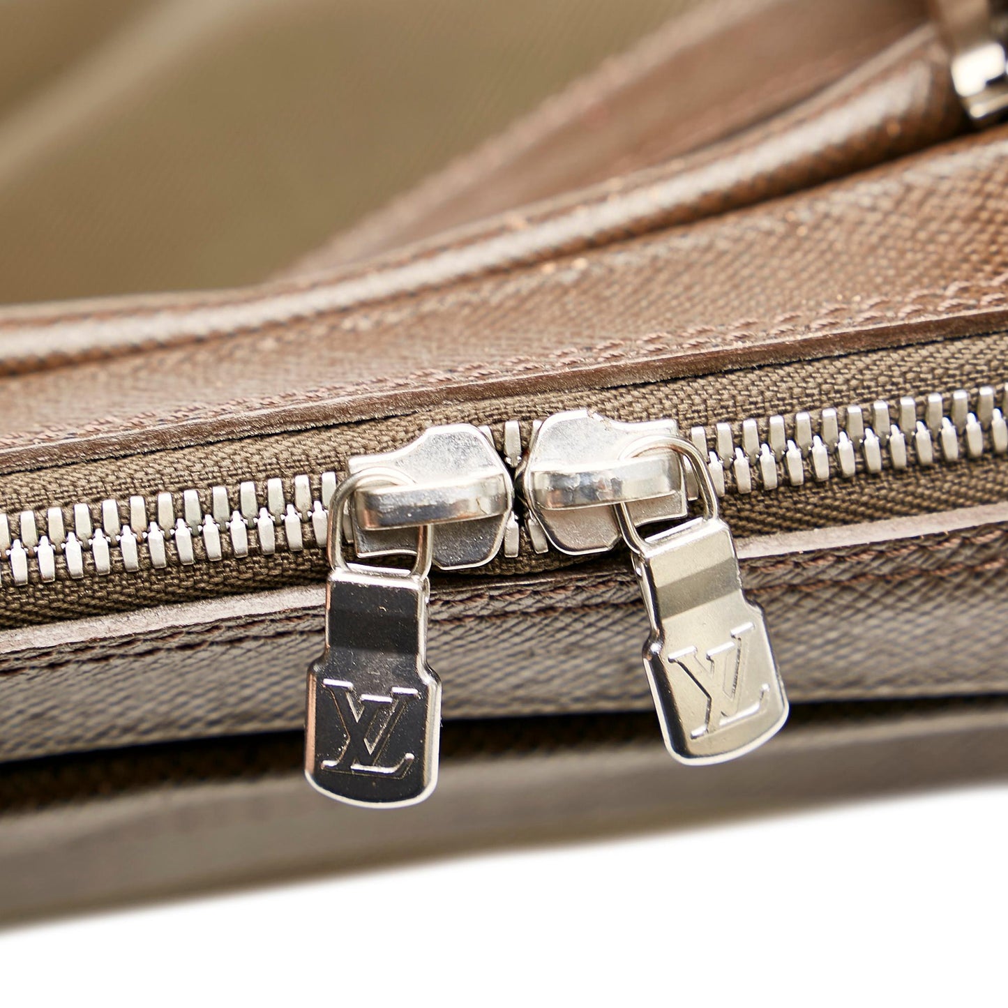Louis Vuitton Taiga Beloukha (SHG-33800)