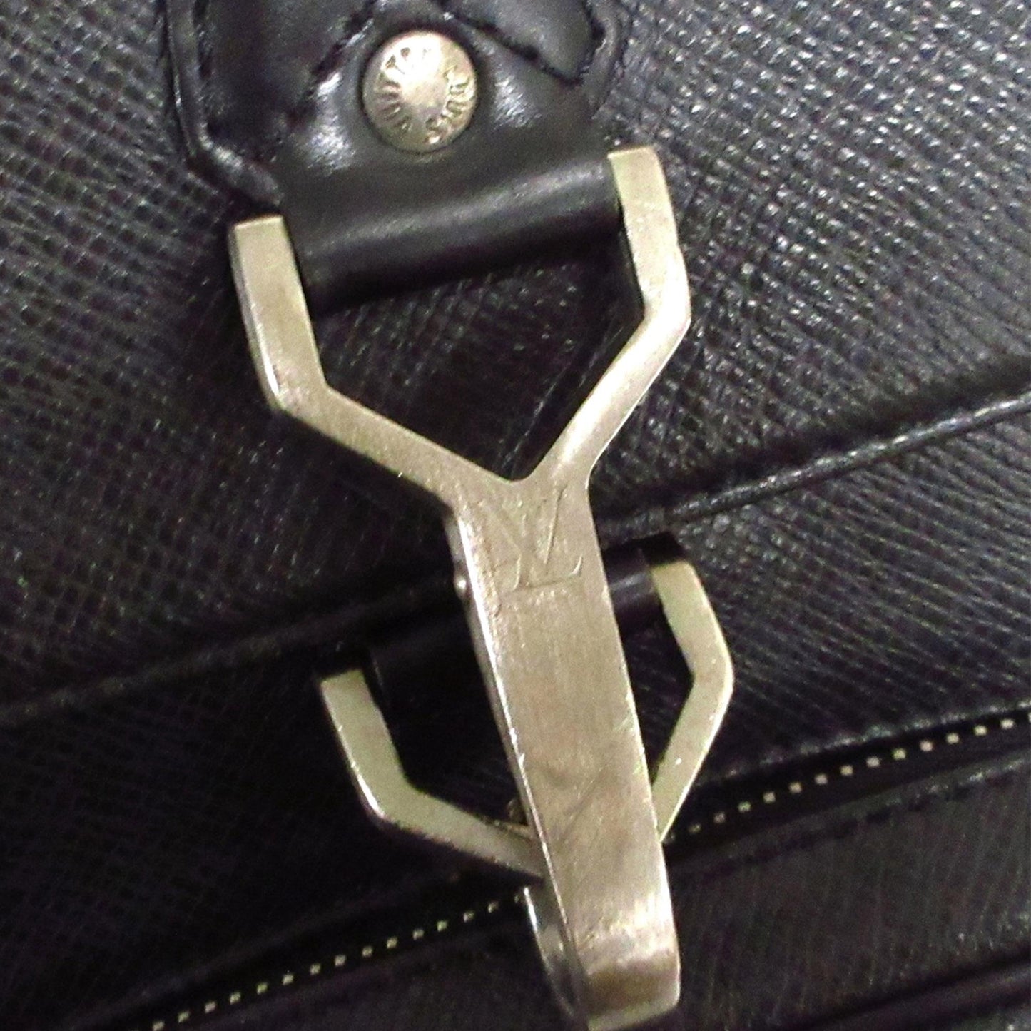 Louis Vuitton Taiga Cassiar (SHG-phAHbC)